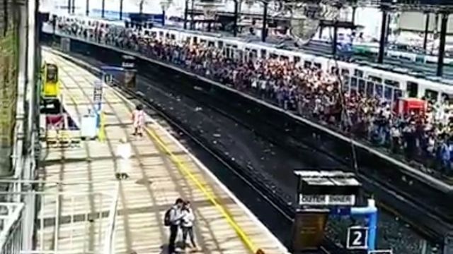 ...tisíce migrantů vystupují z vlaku v Praze na Masarykově nádraží